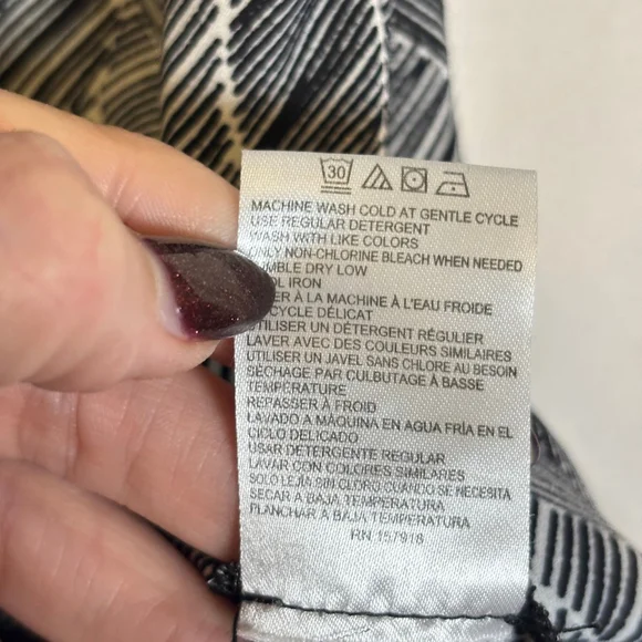 Halston Studio Sleeveless Blouse L Black White Geometric Print Quiet Luxury - Picture 8 of 10